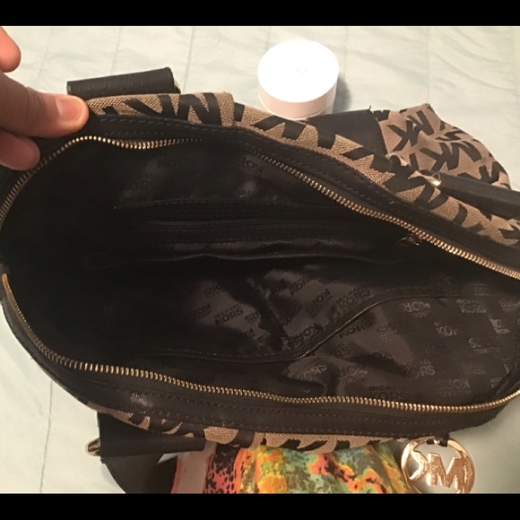 Beautiful Michael Kors, leather, nice and ver6 clean - Picture 4 of 6